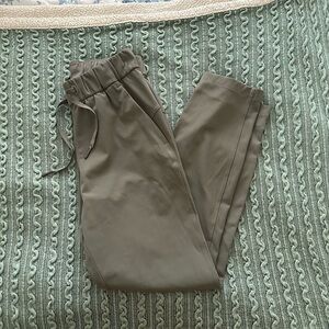 lululemon Grey Sage On the Fly 7/8 Pant - Luxtreme